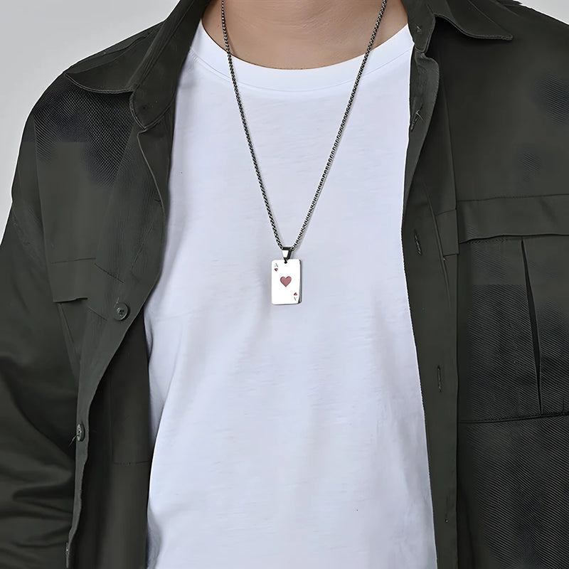 Colar Hip Hop em Aço Inoxidável – Pingente Carta de Baralho Ás de Espadas e Ás de Copas Masculino
