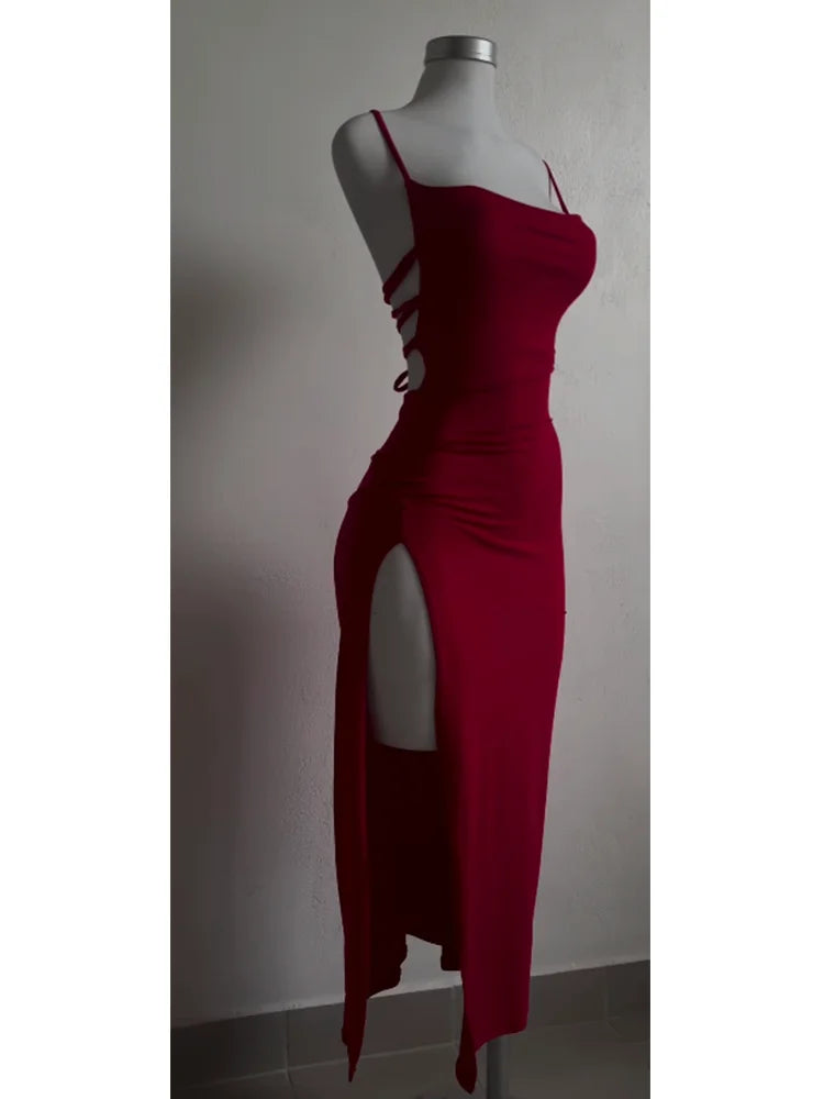 Vestido explosivo para o verão de 2025, de alta sensibilidade, com alças halter, bolsa estilo Spice Girl e modelagem que valoriza os quadris.