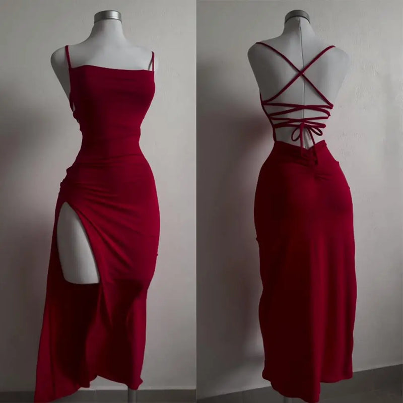 Vestido explosivo para o verão de 2025, de alta sensibilidade, com alças halter, bolsa estilo Spice Girl e modelagem que valoriza os quadris.