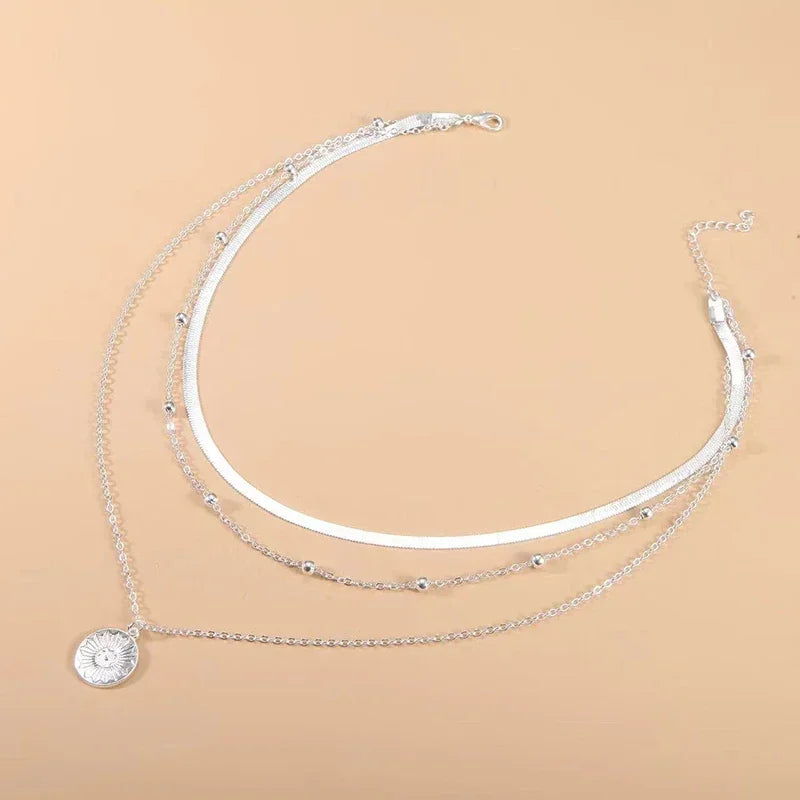 Colar Feminino em Prata 925 – 3 Camadas com Corrente Snake e Pingentes Redondos | Joia Elegante para Festa e Casamento
