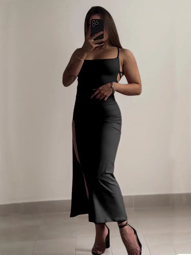 Vestido explosivo para o verão de 2025, de alta sensibilidade, com alças halter, bolsa estilo Spice Girl e modelagem que valoriza os quadris.