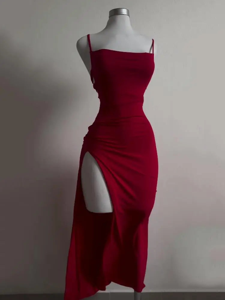 Vestido explosivo para o verão de 2025, de alta sensibilidade, com alças halter, bolsa estilo Spice Girl e modelagem que valoriza os quadris.