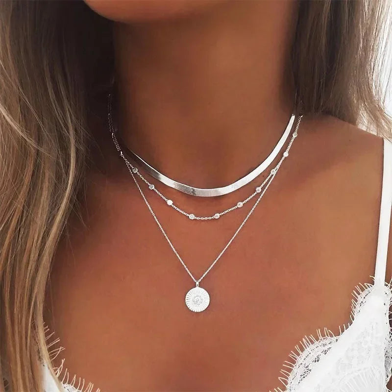 Colar Feminino em Prata 925 – 3 Camadas com Corrente Snake e Pingentes Redondos | Joia Elegante para Festa e Casamento