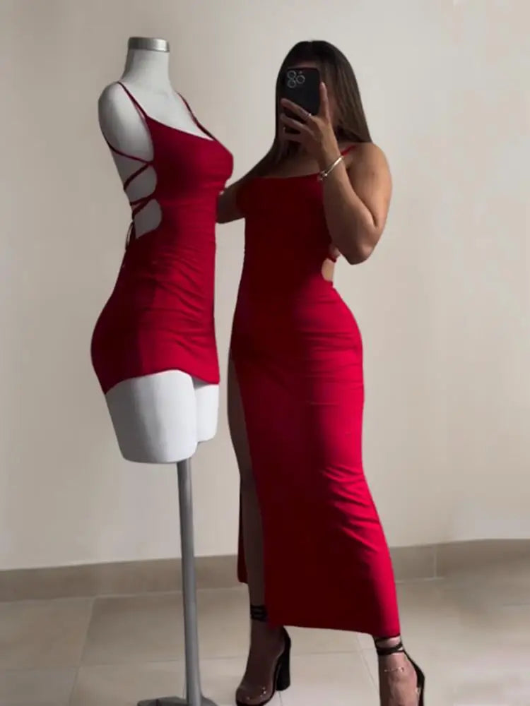 Vestido explosivo para o verão de 2025, de alta sensibilidade, com alças halter, bolsa estilo Spice Girl e modelagem que valoriza os quadris.