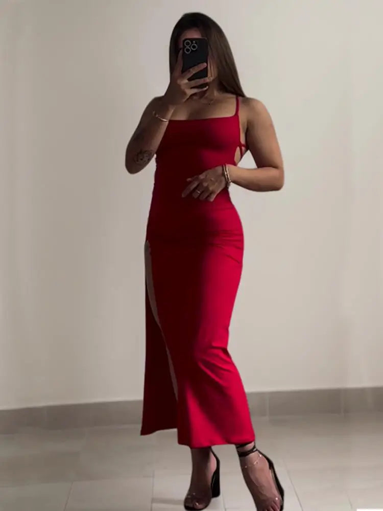 Vestido explosivo para o verão de 2025, de alta sensibilidade, com alças halter, bolsa estilo Spice Girl e modelagem que valoriza os quadris.